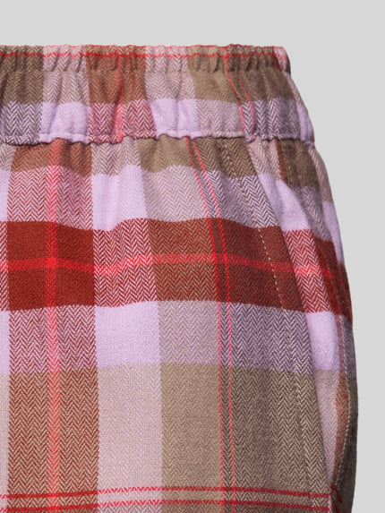 Produktfoto, Wide Fit Pyjama-Hose aus reiner Baumwolle mit Karomuster von Schiesser, Karomuster in Braun, Rot und Rosa, elastischer Bund, reine Baumwolle, Damen Pyjama-Hose von Schiesser, Nahaufnahme Oberkörper
