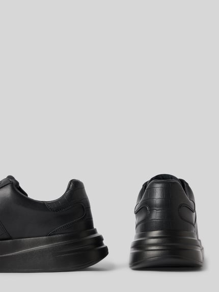 Produktfoto, Sneaker aus Leder-Mix Modell 'ELBA' von GUESS in Schwarz mit strukturierter Sohle und abgerundeter Spitze, Kontext: Herren Sneaker von GUESS, Leder-Mix, abgerundete Spitze, Modell 'ELBA', Schnürverschluss, strukturierte Sohle, Absatzhöhe bei Größe 44: 5 cm, Schafthöhe bei Größe 44: 7 cm, Schaftweite bei Größe 44: 10 cm.