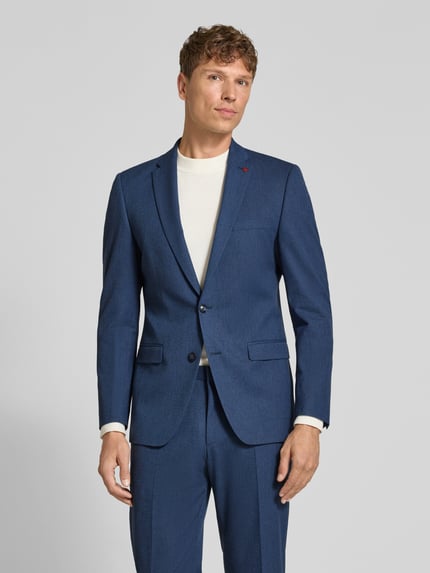 Männermodel trägt Regular Fit Sakko mit Viskose-Anteil von ROY ROBSON in Blau, elastischer Material-Mix, Ganzkörperansicht von vorne. Elastischer Stoff, Reverskragen, 2-Knopfleiste, Pattentaschen, Maße Größe 50: Bundweite 45 cm, Rückenlänge 75 cm, Schulterbreite 39 cm, Ärmellänge 65 cm, Innenbeinlänge 58 cm.
