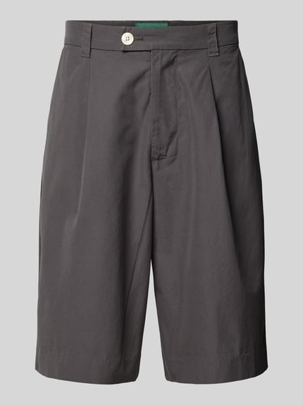 Produktfoto, Straight Fit Bermuda mit Bundfalten von ANNARR aus Reine Baumwolle in dunklem Grau mit Gesäßtaschen, Knopf- und Reißverschluss, Bundweite 43 cm, Innenbeinlänge 30 cm bei Größe M, glatte Oberfläche
