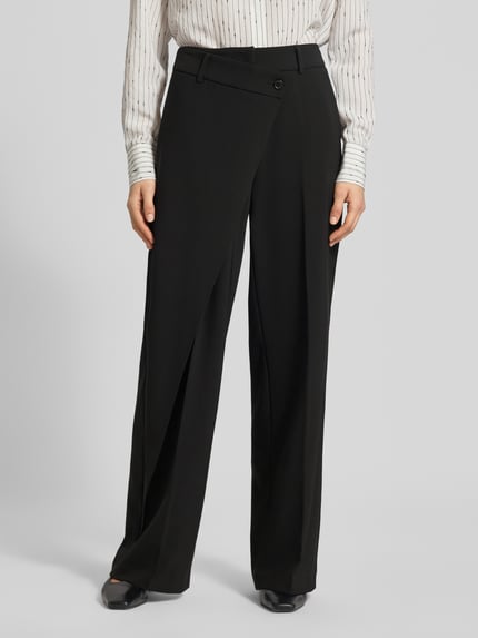 Frauenmodel trägt Stoffhose mit französischen Eingrifftaschen Modell 'ANAIS' von Cambio, Material-Mix, gerader Schnitt, Nahaufnahme Unterkörper.