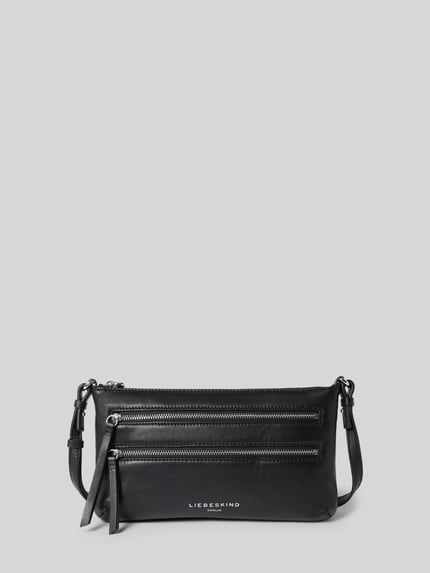 Produktfoto, Shoulder Bag mit Logo-Print Modell 'Zena' von LIEBESKIND BERLIN in Schwarz, Vorderseite mit Reißverschlusstaschen, Textur aus glattem Leder, Maße: Breite 26 cm, Länge 15 cm, Tiefe 4 cm, Schulterriemen 115 cm, Hauptfach mit Reißverschluss, schmaler Schulterriemen.
