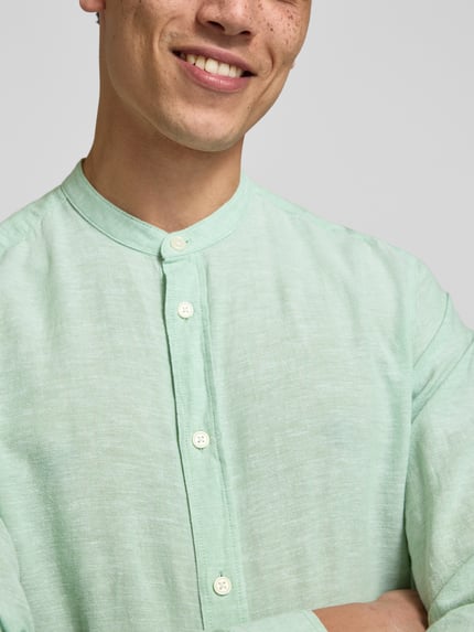 Männermodel trägt Slim Fit Freizeithemd aus Baumwoll-Leinen-Mix Modell 'CAIDEN' von Only & Sons, Optik: Unifarben, Nahaufnahme Oberkörper.