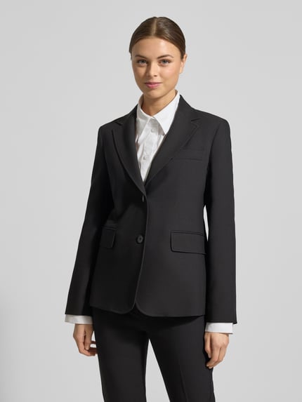 Vrouwenmodel draagt Slim Fit Blazer met viscose-aandeel van Weekend Max Mara, look: effen, pasvorm: slim fit, reverskraag, labelstitching, 2-knoopsluiting, lange mouw met mouwboord, rompzoom met rugsplit, borstzak en klepzakken. Ganzkörperansicht van voren.