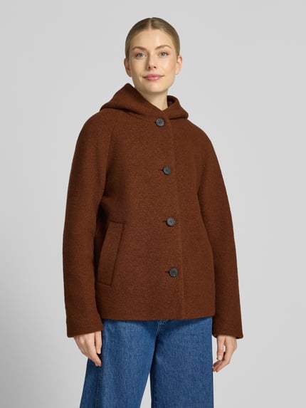 Frauenmodel trägt Regular Fit Jacke aus Woll-Mix mit Kapuze von FUCHS SCHMITT in Braun, strukturierte Oberfläche, Nahaufnahme Oberkörper. Rückenlänge 66 cm, Schulterbreite 45 cm, Brustweite 57 cm, Ärmellänge 50 cm.
