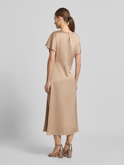 Frauenmodel trägt Cocktailkleid mit Raffung und Kappärmeln von Christian Berg Cocktail in Beige, tailliert und midilang, Rückansicht, Ganzkörperansicht Rückansicht.