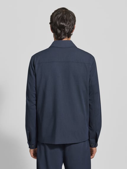 Männermodel draagt Regular Fit Hemdjacke met borstzakken Model 'Marseille' van Les Deux in donkerblauw materiaalmix met viscose, ganzkörperansicht rückansicht. Ruglengte maat M 69 cm, schouderbreedte 45 cm, borstwijdte 52 cm, mouwlengte 66 cm.