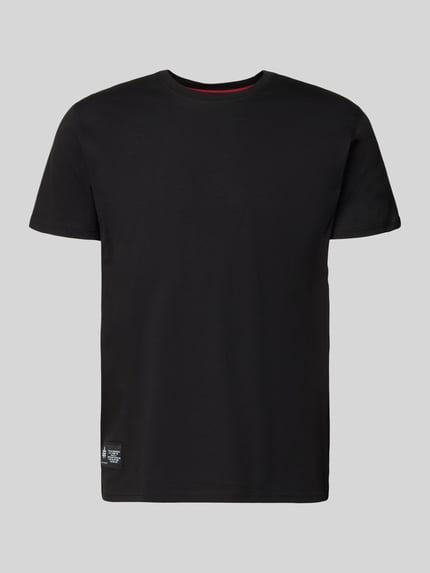 Produktfoto, schwarzes T-Shirt mit Label-Patch von Alpha Industries aus Reine Baumwolle, Gerader-Schnitt, Rundhalsausschnitt, Herren T-Shirt, Rückenlänge 66 cm bei Größe M.