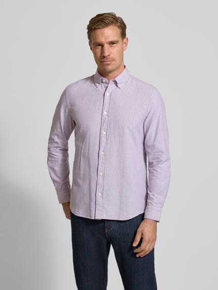 Męski model nosi Regular Fit Freizeithemd aus reiner Baumwolle od Marc O'Polo, wzór w paski, długi rękaw, bawełna oxford, widok z przodu, ujęcie całej sylwetki.
