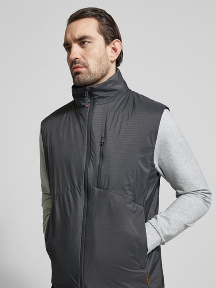 Männermodel trägt Weste mit Zweiwege-Reißverschluss Modell 'CONOR' von FIRE + ICE, Gerade Passform, Ripstop-Struktur, Reißverschlusstaschen, Stehkragen, Rückenlänge 70 cm, Schulterbreite 48 cm, Brustweite 46 cm, Nahaufnahme Oberkörper.