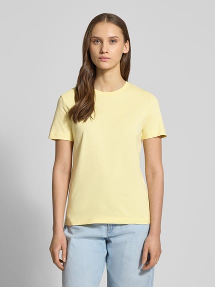 Modelka kobieca nosi T-Shirt mit Rundhalsausschnitt und Label-Stitching von Calvin Klein Jeans, bawełna, krój regular fit, żółty, całkowity widok z przodu.