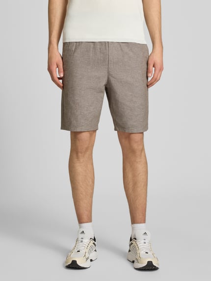Männermodel trägt Regular Fit Bermudas aus Baumwoll-Leinen-Mix Modell 'LINUS' von Only & Sons in Unifarbe, Ganzkörperansicht von vorne.