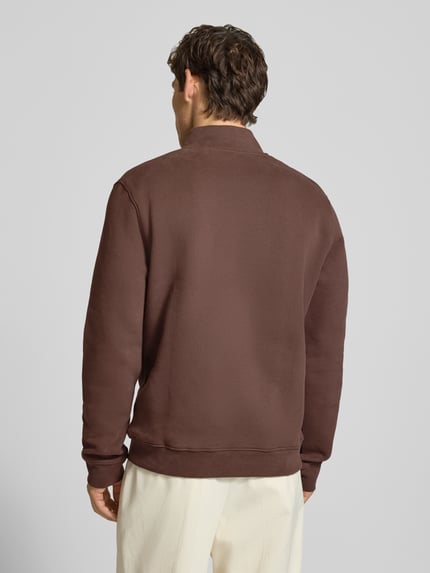 Männermodel trägt braunen Regular Fit Troyer aus reiner Baumwolle Modell 'WAARLO FLEECE' von ARMEDANGELS, Herren Troyer, Ganzkörperansicht Rückansicht