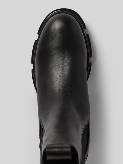 Produktfoto, Lederstiefel mit Label-Detail von Copenhagen in Schwarz, strukturierte Sohle, abgerundete Passform, Detailaufnahme