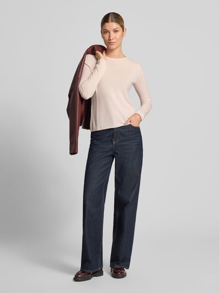 Frauenmodel trägt Regular Fit Strickpullover aus reinem Kaschmir von Christian Berg Woman in Beige, Jeans und Bordeaux-Jacke, Ganzkörperansicht von vorne.