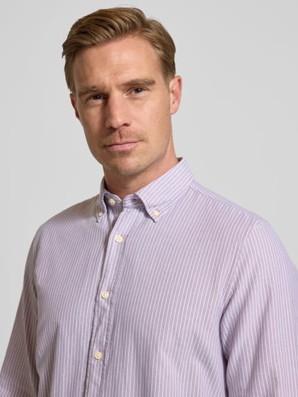 Męski model nosi Regular Fit Freizeithemd aus reiner Baumwolle od Marc O'Polo, jasne paski, miękka bawełna oxford, zbliżenie klatki piersiowej.