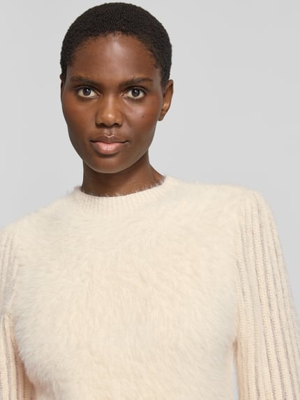 Kobiece modelka nosi Regular Fit Strickpullover aus Baumwoll-Mix mit Viskose-Anteil od zero, jasny kremowy kolor, prążkowane wykończenia, stehkrajen, długość tyłu w rozmiarze 36: 52 cm, długość rękawów w rozmiarze 36: 69 cm, mieszanka bawełny i wiskozy, detaliczny splot, efekt puszystej dzianiny, zbliżenie na górną część ciała.