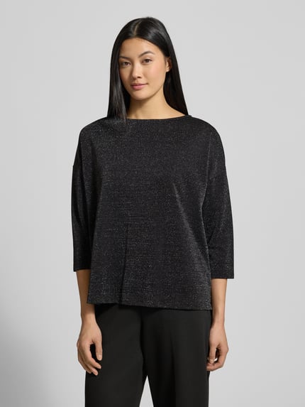 Vrouwenmodel draagt Schimmerndes T-Shirt mit 3/4-Arm van Milano Italy, regular fit, ronde hals, glanzend zwart, close-up bovenlichaam.