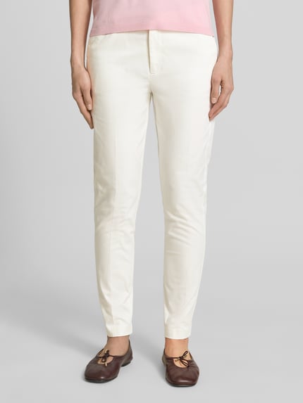 Kobiece modelka nosi białe spodnie z kieszeniami z bawełny z elastanem, krój slim fit, Hose mit Eingrifftaschen Modell 'DAYS CIGARET PANTS' od B.Young, szerokość w rozmiarze 36: 40 cm, długość nogawki wewnętrznej: 76 cm, zdjęcie całej sylwetki z przodu.