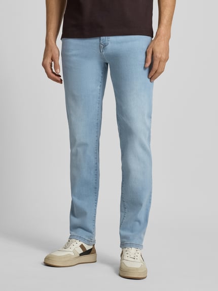 Męski model nosi Regular Fit Jeans z kieszeniami wpuszczanymi od MCNEAL, jasnoniebieski denim, bawełna z elastanem, widok z przodu.