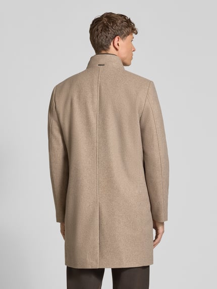 Männermodel trägt Regular Fit Mantel mit Stehkragen und Brusttasche van ROY ROBSON in beige, gestructureerd oppervlak, Ganzkörperansicht Rückansicht. Regular Fit, opstaande kraag, knoop- en ritssluiting, borstzak, steekzakken, ruglengte 96 cm, schouderbreedte 40 cm, borstwijdte 54 cm, mouwlengte 67 cm.
