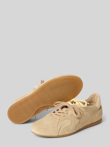 Productfoto, Sneaker aus Leder mit Label-Detail Modell Sperly van Gant, dames sneakers van echt leer, afgeronde model, vetersluiting, labeldetail, structuurzool, hakhoogte maat 40: 1 cm, schachthoogte maat 40: 8 cm, schachtbreedte maat 40: 8 cm, beige tinten, zichtbare structuur en texturen