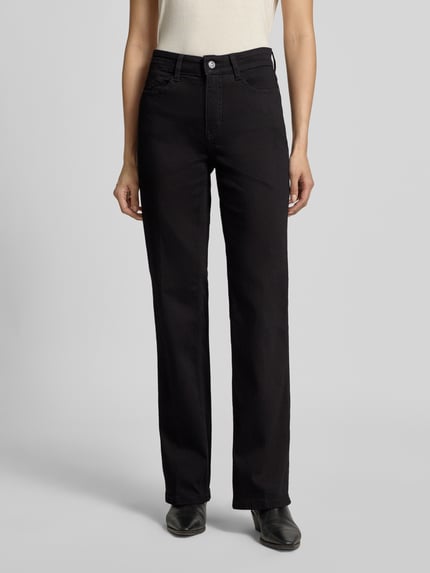 Frauenmodel trägt schwarze Straight Fit Jeans mit ausgestelltem Bein Modell 'Laura' von MAC, Damen Straight Fit Jeans von MAC, Ganzkörperansicht von vorne.