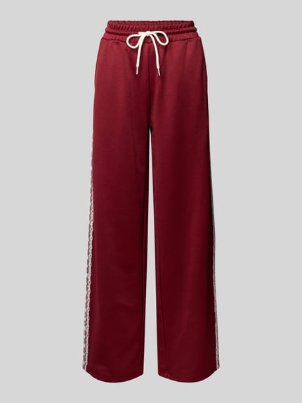 Produktfoto, Sweathose mit Spitzenbesatz Modell 'Kael' von OH APRIL in Dunkelrot, Material-Mix mit Baumwolle, weites Bein, elastischer Bund