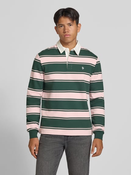 Männermodel trägt Regular Fit Sweatshirt aus Baumwoll-Mix von REVIEW mit grünen, rosafarbenen und weißen Streifen, Logo-Stitching, Ganzkörperansicht von vorne.