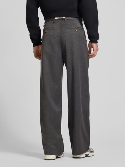 Mężczyznamodel prezentuje spodnie z zakładkami w pasie Bundfaltenhose mit Gesäßtaschen Modell 'HERITAGE' von PROHIBITED, Mieszanka materiałów z dodatkiem wiskozy, krój regular fit, kieszenie z tyłu, szerokość w rozmiarze M 46 cm, długość wewnętrzna nogawki 80 cm, kolor szary, tekstura gładka, całkowity widok z tyłu.