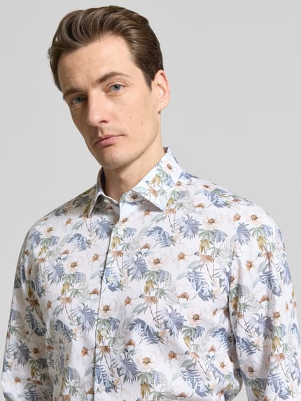 Männermodel trägt Slim Fit Businesshemd aus Baumwoll-Mix von OLYMP Level Five mit Floraler-Print, Kentkragen und Knopfleiste, Nahaufnahme Oberkörper.