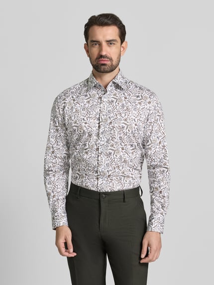 Männermodel trägt Regular Fit Business-Hemd aus Baumwolle mit Kentkragen von ETERNA mit Allover-Look, Knopfleiste, Ganzkörperansicht von vorne. Rückenlänge 81 cm, Schulterbreite 47 cm, Ärmellänge 65 cm, Farbe weiß-braun gemustert.