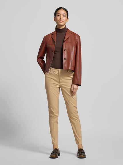 Vrouwenmodel draagt Stoffhose mit französischen Eingrifftaschen Modell 'DAYS' van B.Young in beige, rechte snit, katoen-elastaanmix, Franse steekzakken, achterzakken, knoop- en ritssluiting, stoffen ceintuur, vooraanzicht hele lichaam.