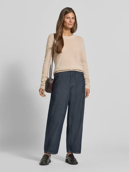 Vrouwenmodel draagt lichte pullover van kasjmier, donkerblauwe broek, Regular Fit Pullover aus reinem Kaschmir model 'Koppa' van JOOP!, Dames Pullover, volledige voorkantaanzicht.
