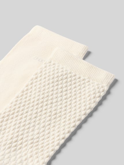 Produktfoto, cremefarbene Socken aus Baumwoll-Mix im 2er-Pack Modell 'ShineDiam' von BOSS, Damen Socken, feine Rautenstruktur und glatte Partien