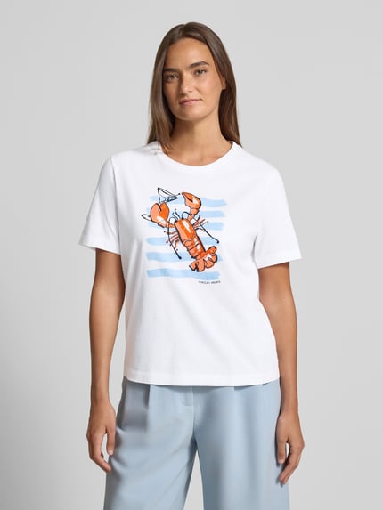 Frauenmodel trägt T-Shirt mit Motiv-Print und Pailletten von Marc Cain, weiß mit Hummer-Print, Regular Fit aus Baumwolle, Ganzkörperansicht von vorne.