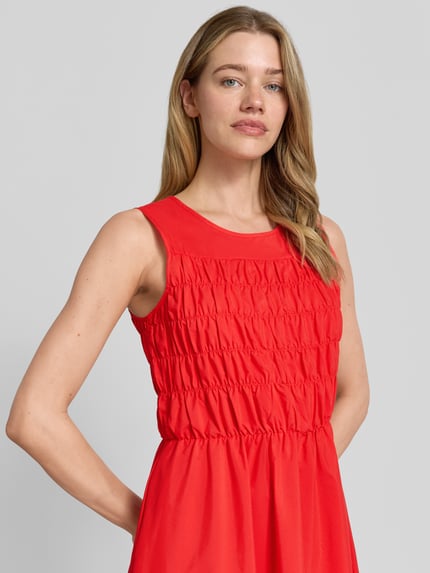 Frauenmodel trägt Midikleid mit V-Ausschnitt Modell 'NETTI' von Soyaconcept, Baumwoll-Mix, gerader Schnitt, leuchtend Rot, Nahaufnahme Oberkörper.