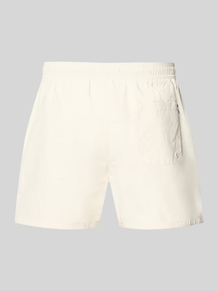 Produktfoto, Regular Fit Badehose mit Logo Stitching von Tommy Hilfiger in Optik: Unifarben, mit Bundabschluss: Tunnelzug und seitlichen Eingrifftaschen vorne, aufgesetzte Tasche hinten, glatte Textur.