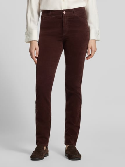 Frauenmodel trägt Slim Fit Stoffhose aus elastischem Baumwoll-Mix von Christian Berg Woman, 5 kieszeni, szlufki na pasek, zapięcie na guzik i zamek błyskawiczny, mieszanka bawełny i elastanu, szerokość w rozmiarze 36/32: 38 cm, długość wewnętrzna nogawki: 82 cm, widok z przodu, zdjęcie całej sylwetki.