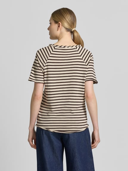 Frauenmodel trägt Regular Fit T-Shirt mit Rundhalsausschnitt von Smith and Soul aus reine Baumwolle mit Rollsaum, Rückenlänge 55 cm, braun-beige gestreift, Ganzkörperansicht Rückansicht.