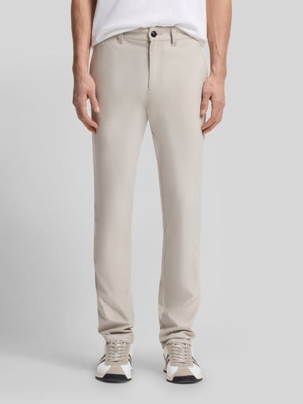 Männermodel trägt Slim Fit Chino aus Baumwoll-Mix mit Leinen und Viskose-Anteil von BOSS Orange, helle Farbe, Ganzkörperansicht von vorne. Denim-Optik, Passform Slim-Fit, Mid Waist Bundhöhe, Label-Patch und Label-Applikation, Verschluss mit Knopf und verdecktem Reißverschluss, seitliche Eingrifftaschen und Gesäßtaschen, Materialverarbeitung Twill.