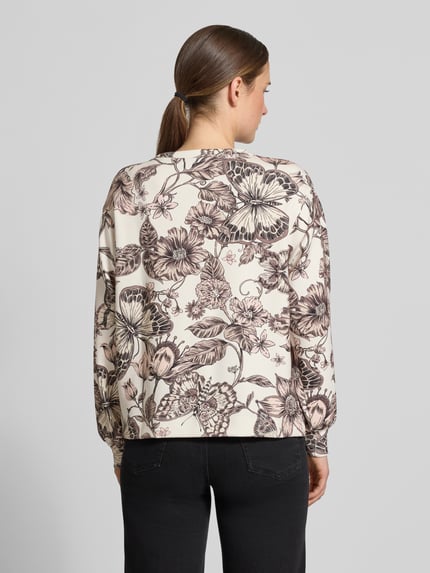 Männermodel trägt Regular Fit Bluse aus mieszanka wiskozy von monari z kwiatowym nadrukiem na całej powierzchni, okrągły dekolt, krój regular fit, długie rękawy, widok całej sylwetki z tyłu.
