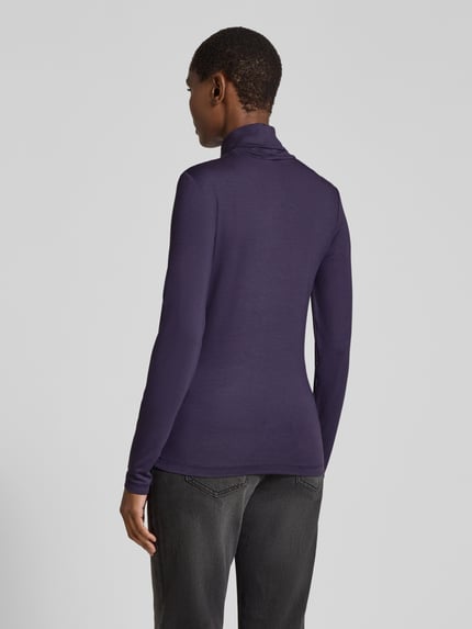 Frauenmodel trägt Slim Fit Longsleeve aus elastischem Viskose-Mix Modell 'Liana' von FREE/QUENT in Dunkellila, Rückenansicht, Damen Longsleeve, Rollkragen, glatte Textur, Rückenlänge bei Größe S 53 cm