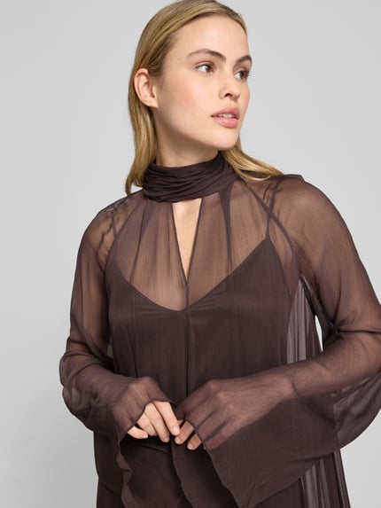 Vrouwenmodel draagt semitransparant Maxikleid aus Viskose met staande kraag van Staud, model 'ESTHER', detailopname bovenlichaam.