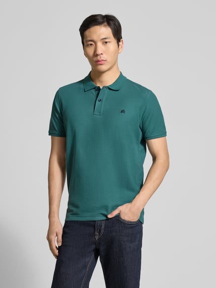 Männermodel trägt Poloshirt mit Logo-Stitching Modell 'PERFORMANCE' von Lerros in Grün, Baumwoll-Mix, Regular Fit, Ganzkörperansicht von vorne.