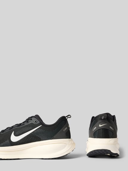 Produktfoto, Sneaker mit Logo-Print Modell 'VOMERO 18' von Nike, schwarze Struktur mit weißem Logo und heller Sohle, Herren Sneaker von Nike