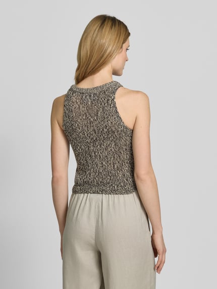 Frauenmodel trägt Stricktop mit Rundhalsausschnitt von Style Icon Collection, Baumwoll-Mix, Körpernaher-Schnitt, Grobstrick, Rückenlänge 51 cm, Ganzkörperansicht Rückansicht.