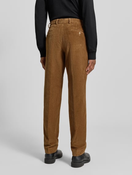 Männermodel trägt Cordhose mit Gesäßtaschen Modell 'PARMA' van Hiltl, rechte snit, puur katoen, achterkant volledige lichaamsweergave.