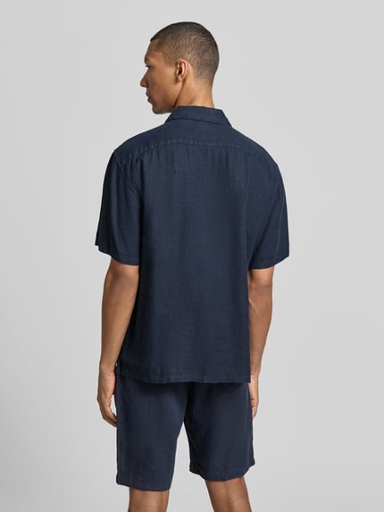 Männermodel trägt Regular Fit Leinenhemd mit Reverskragen von MCNEAL in Dunkelblau, reine Leinen, Kurzärmelig, Rückenlänge 71 cm, Ganzkörperansicht Rückansicht.