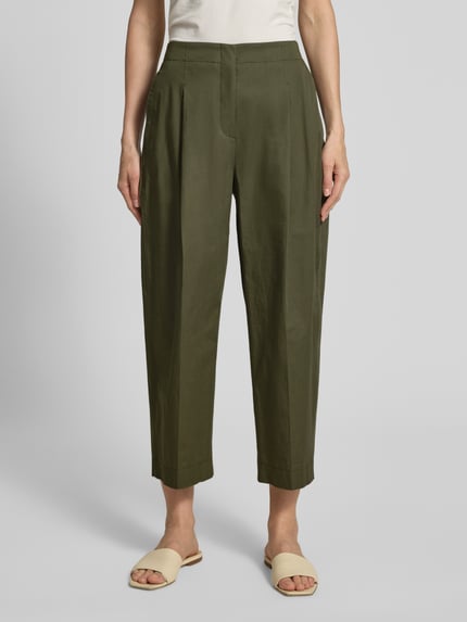 Vrouwenmodel draagt Caprihose met Gesäßtasche van Luisa Cerano in kaki, relaxed fit van katoen-elastaanmix, met persvouwen, achterzak, taillewijdte maat 36: 41 cm, binnenbeenlengte maat 36: 63 cm, voorkant hele lichaam.